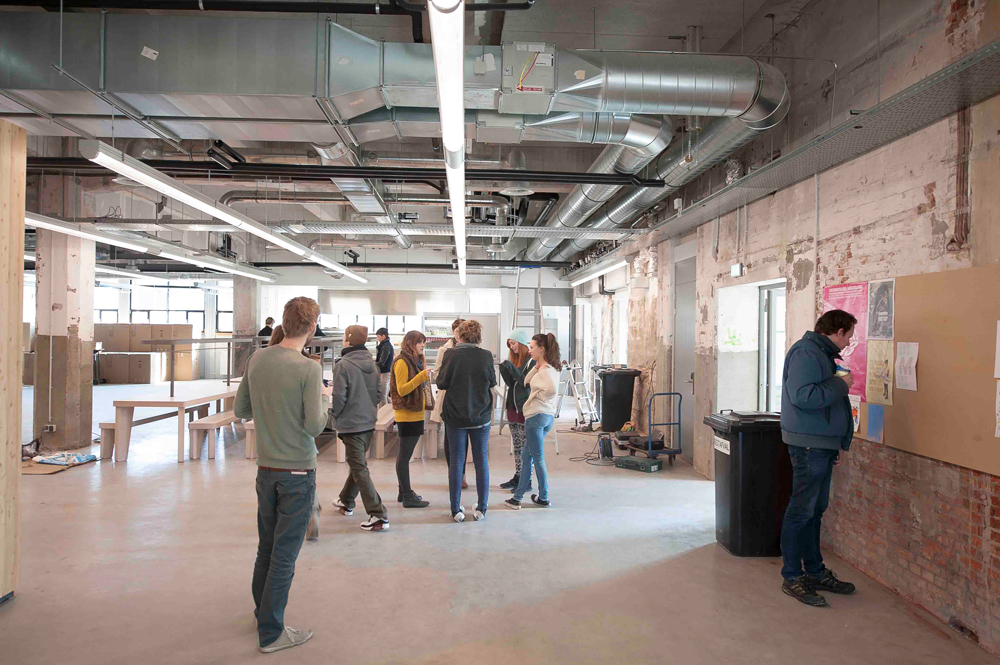 Studenten Artez in gebouw | © bert westenbrink